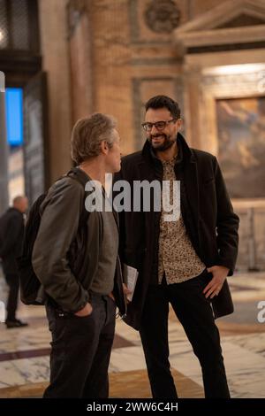 Rom, Italien. März 2024. Der Dichter Gabriele Tinti und der Schauspieler Willem Dafoe lesen die Gedichte von Gabriele Tinti am 21. März 2024 im Pantheon in Rom. (Foto: Luca Carlino/NurPhoto)0 Credit: NurPhoto SRL/Alamy Live News Stockfoto