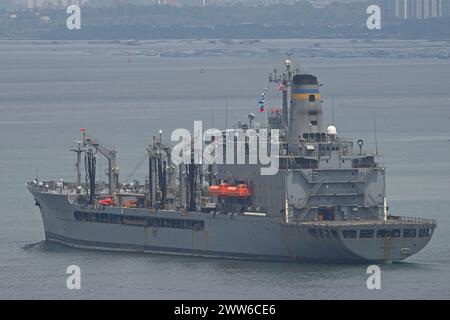 USNS John Ericsson (T-AO-194), ein Nachfüllschiff der Henry J. Kaiser-Klasse, durchquert die Meerenge. Stockfoto