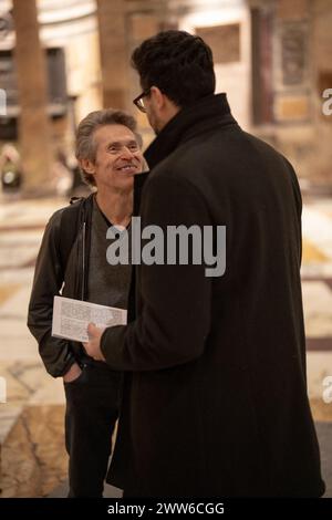 Rom, Italien. März 2024. Der Dichter Gabriele Tinti und der Schauspieler Willem Dafoe lesen die Gedichte von Gabriele Tinti am 21. März 2024 im Pantheon in Rom. (Foto: Luca Carlino/NurPhoto) Credit: NurPhoto SRL/Alamy Live News Stockfoto