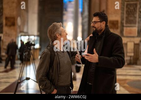 Rom, Italien. März 2024. Der Dichter Gabriele Tinti und der Schauspieler Willem Dafoe lesen die Gedichte von Gabriele Tinti am 21. März 2024 im Pantheon in Rom. (Foto: Luca Carlino/NurPhoto) Credit: NurPhoto SRL/Alamy Live News Stockfoto
