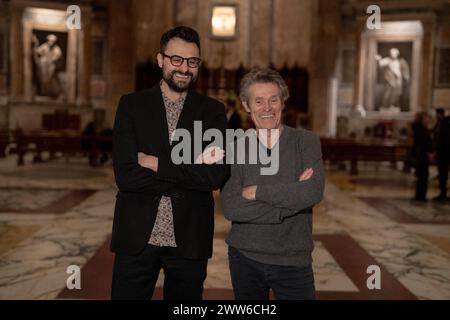 Rom, Italien. März 2024. Der Dichter Gabriele Tinti und der Schauspieler Willem Dafoe lesen die Gedichte von Gabriele Tinti am 21. März 2024 im Pantheon in Rom. (Foto: Luca Carlino/NurPhoto) Credit: NurPhoto SRL/Alamy Live News Stockfoto