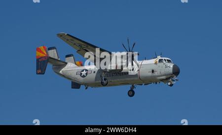 Die US Navy C-2A VRC-40 Rawhides wird der USS Theodore Roosevelt dienen, während die V-22 Osprey geerdet wurden. Stockfoto