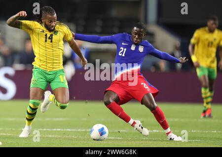 Arlington, Texas, USA. März 2024. Jamaikas KASEY PALMER (14) und TIM WEAH (21) kämpfen um den Ball während des Spiels der CONCACAF Nations League am Donnerstag im AT&T Stadium in Arlington, Texas. (Kreditbild: © Brian McLean/ZUMA Press Wire) NUR REDAKTIONELLE VERWENDUNG! Nicht für kommerzielle ZWECKE! Stockfoto