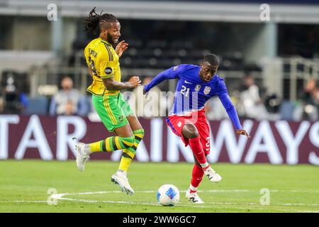 Arlington, Texas, USA. März 2024. Jamaikas KASEY PALMER (14) und TIM WEAH (21) kämpfen um den Ball während des Spiels der CONCACAF Nations League am Donnerstag im AT&T Stadium in Arlington, Texas. (Kreditbild: © Brian McLean/ZUMA Press Wire) NUR REDAKTIONELLE VERWENDUNG! Nicht für kommerzielle ZWECKE! Stockfoto