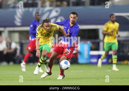 Arlington, Texas, USA. März 2024. Jamaikas BOBBY REID (10) und der US-amerikanische ANTONEE ROBINSON (5) kämpfen um den Ball während des Spiels der CONCACAF Nations League am Donnerstag im AT&T Stadium in Arlington, Texas. (Kreditbild: © Brian McLean/ZUMA Press Wire) NUR REDAKTIONELLE VERWENDUNG! Nicht für kommerzielle ZWECKE! Stockfoto