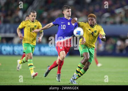 Arlington, Texas, USA. März 2024. Der US-amerikanische CHRISTIAN PULISIC (10) und Jamaikas TAYVON GRAY (4) kämpfen um den Ball während des Spiels der CONCACAF Nations League am Donnerstag im AT&T Stadium in Arlington, Texas. (Kreditbild: © Brian McLean/ZUMA Press Wire) NUR REDAKTIONELLE VERWENDUNG! Nicht für kommerzielle ZWECKE! Stockfoto