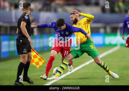 Arlington, Texas, USA. März 2024. Der US-amerikanische JOHNNY CARDOSA (15) und Jamaikas MICHAEL HECTOR (3) kämpfen um den Ball während des Spiels der CONCACAF Nations League am Donnerstag im AT&T Stadium in Arlington, Texas. (Kreditbild: © Brian McLean/ZUMA Press Wire) NUR REDAKTIONELLE VERWENDUNG! Nicht für kommerzielle ZWECKE! Stockfoto