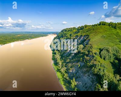Ein Fluss mit mutmaßlich matschigem und gelbem Wasser fließt durch die Ebene Stockfoto