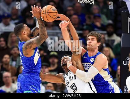Milwaukee, USA. März 2024. Milwaukee Bucks Guards Damian Lillard (L), Brooklyn Nets Center NIC Claxton (C) und Milwaukee Bucks Center Brook Lopez kämpfen um einen Rückstoß während des NBA-Spiels zwischen Milwaukee Bucks und Brooklyn Nets in Milwaukee, USA, am 21. März 2024. Quelle: Joel Lerner/Xinhua/Alamy Live News Stockfoto