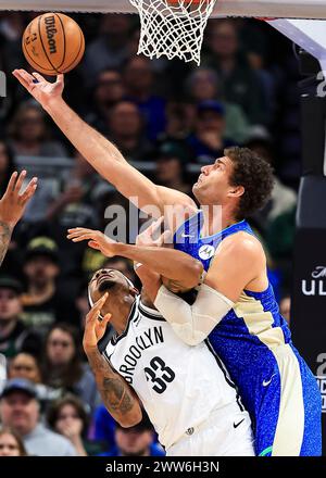 Milwaukee, USA. März 2024. Brook Lopez (R) holt sich während des NBA-Spiels zwischen Milwaukee Bucks und Brooklyn Nets in Milwaukee, USA, am 21. März 2024 einen Rückstoß vom Brooklyn Nets Center NIC Claxton. Quelle: Joel Lerner/Xinhua/Alamy Live News Stockfoto