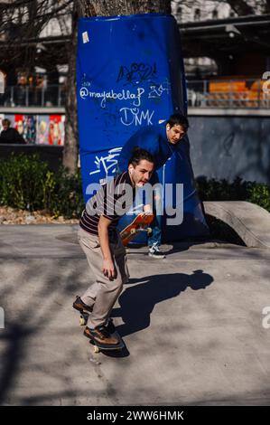 Skateboarder in einem Budapester Skatepark Stockfoto