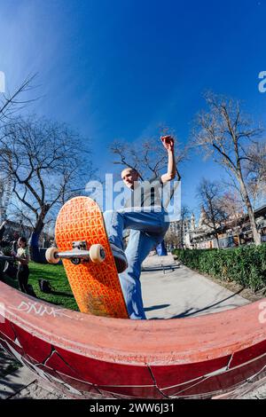 Skateboarder in einem Budapester Skatepark Stockfoto