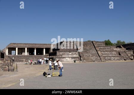 Teotihuacan, Mexiko. März 2024. 21. März 2024, Bundesstaat Mexiko: Touristen besuchen die Sonnenpyramide, um sich dem Rahmen der Frühlingskundnachtgleiche in der archäologischen Zone von Teotihuacan in der Gemeinde Teotihuacan im Bundesstaat Mexiko anzuschließen. Am 21. März 2024 im mexikanischen Bundesstaat Mexiko (Foto: Luis Barron/Eyepix Group/SIPA USA) Credit: SIPA USA/Alamy Live News Stockfoto