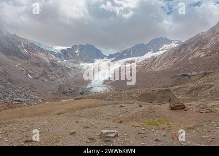 Alpines Hochland. Vallelunga Gletscherfront mit Moränen Stockfoto