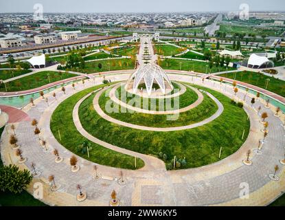 Luftdrohnenaufnahme von Gazebo mit blumenförmigem Dach im Park und spiralförmigem Pfad herum. Verbesserung des Zhibek ZHoly Kunstparks in Turkestan, Kasachst Stockfoto