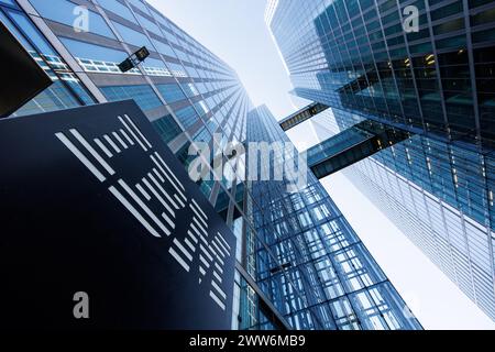 München, Deutschland. März 2024. Das IBM-Logo am 20. März 2024 am Hauptsitz von IBM Deutschland in den Highlight Towers in der Parkstadt Schwabing in München (Bayern). Der IT-Gigant IBM betreibt seinen globalen Hauptsitz für die Abteilung „Watson IoT“ (Internet of Things) in den Highlight Towers. Quelle: Matthias Balk/dpa/Alamy Live News Stockfoto