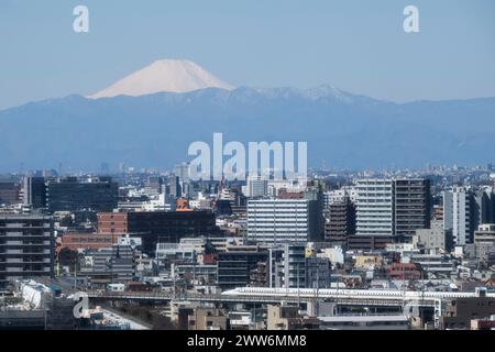 Tokio, Japan. März 2024. Die Skyline des südlichen Tokios mit dem Mt. Fuji (Fujian) am Morgen mit einem JR Central Nozomi Shinkansen, der durch die Stadtlandschaft fährt. Der Nikkei 225 stellte einen neuen Rekord auf, als die japanische Wirtschaft auf die Ankündigung der Negativzinsen reagiert, um die Inflation zu zähmen. (Kreditbild: © Taidgh Barron/ZUMA Press Wire) NUR REDAKTIONELLE VERWENDUNG! Nicht für kommerzielle ZWECKE! Stockfoto