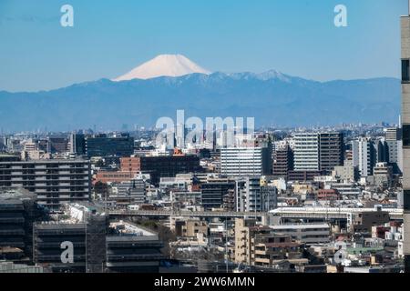 Tokio, Japan. März 2024. Die Skyline des südlichen Tokios mit dem Mt. Fuji (Fujian) am Morgen mit einem JR Central Nozomi Shinkansen, der durch die Stadtlandschaft fährt. Der Nikkei 225 stellte einen neuen Rekord auf, als die japanische Wirtschaft auf die Ankündigung der Negativzinsen reagiert, um die Inflation zu zähmen. (Kreditbild: © Taidgh Barron/ZUMA Press Wire) NUR REDAKTIONELLE VERWENDUNG! Nicht für kommerzielle ZWECKE! Stockfoto