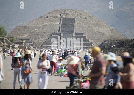 Teotihuacan, Mexiko. März 2024. Die Menschen sonnen sich im Sonnenlicht vor der Mondpyramide, um am 21. März 2024 in der archäologischen Zone von Teotihuacan, Mexiko, die Frühlingskundnachtgleiche zu begrüßen. Quelle: Francisco Canedo/Xinhua/Alamy Live News Stockfoto