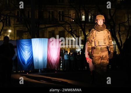 Foto Arnaud BEINAT/Maxppp. 21.03.2024, Metz, Frankreich. Le 3e Régiment de Hussards stationné à Metz (Lorraine, Grand Est), A fêté Son 260ème avec un Grand Spectacle Sons et lumières Place de la République, au Centre Ville. ENGLISCH : das französische 3e Hussards Regiment feierte seinen 260e Geburtstag mit einer Abendshow im Stadtzentrum. Quelle: MAXPPP/Alamy Live News Stockfoto