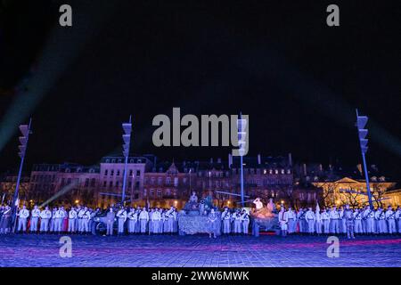 Foto Arnaud BEINAT/Maxppp. 21.03.2024, Metz, Frankreich. Le 3e Régiment de Hussards stationné à Metz (Lorraine, Grand Est), A fêté Son 260ème avec un Grand Spectacle Sons et lumières Place de la République, au Centre Ville. ENGLISCH : das französische 3e Hussards Regiment feierte seinen 260e Geburtstag mit einer Abendshow im Stadtzentrum. Quelle: MAXPPP/Alamy Live News Stockfoto