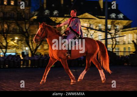 Foto Arnaud BEINAT/Maxppp. 21.03.2024, Metz, Frankreich. Le 3e Régiment de Hussards stationné à Metz (Lorraine, Grand Est), A fêté Son 260ème avec un Grand Spectacle Sons et lumières Place de la République, au Centre Ville. ENGLISCH : das französische 3e Hussards Regiment feierte seinen 260e Geburtstag mit einer Abendshow im Stadtzentrum. Quelle: MAXPPP/Alamy Live News Stockfoto