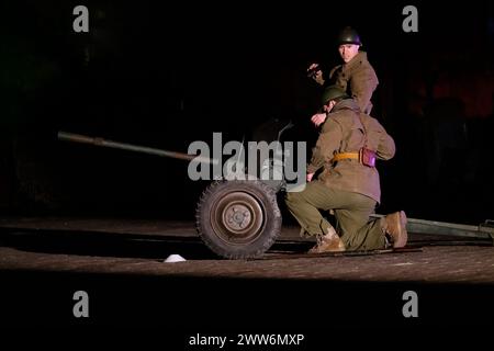 Foto Arnaud BEINAT/Maxppp. 21.03.2024, Metz, Frankreich. Canon de 25mm de la Campagne de France en 1940. Le 3e Régiment de Hussards stationné à Metz (Lorraine, Grand Est), A fêté Son 260ème avec un Grand Spectacle Sons et lumières Place de la République, au Centre Ville. DEUTSCH : leichter 25mm Kanon der Schlacht von Frankreich im Jahr 1940. Das französische 3e Hussards Regiment feierte seinen 260e Geburtstag mit einer Abendshow im Stadtzentrum. Quelle: MAXPPP/Alamy Live News Stockfoto