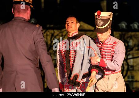 Foto Arnaud BEINAT/Maxppp. 21.03.2024, Metz, Frankreich. Le 3e Régiment de Hussards stationné à Metz (Lorraine, Grand Est), A fêté Son 260ème avec un Grand Spectacle Sons et lumières Place de la République, au Centre Ville. ENGLISCH : das französische 3e Hussards Regiment feierte seinen 260. Geburtstag mit einer Abendshow im Stadtzentrum. Quelle: MAXPPP/Alamy Live News Stockfoto