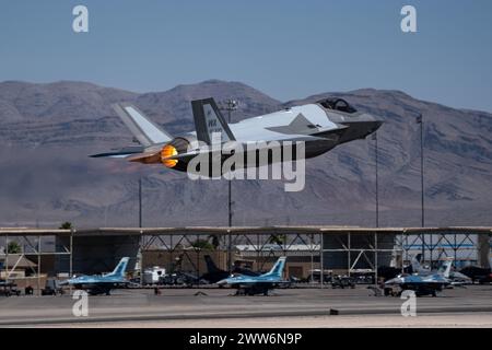 Eine F-35A Lightning II, die von einem Piloten der 65th Aggressor Squadron (AGRS) geflogen wurde, passiert die F-16 Kampffalken der vierten Generation, die den AGRS 64 zugeordnet sind Stockfoto