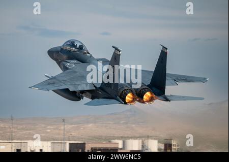 Ein F-15E Strike Eagle, der dem 366th Fighter Wing auf der Mountain Home Air Force Base in Idaho zugeordnet ist, startet für die Red Flag-Nellis 24-2 Mission Stockfoto