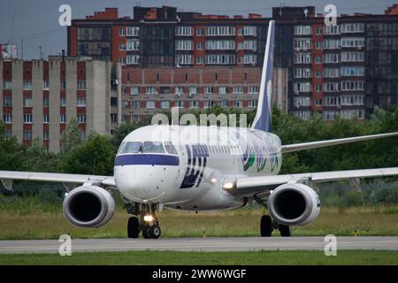 Nahaufnahme einer MENGE polnischer Fluggesellschaften Embraer E195 in der „Śliwka Nałęczowska“-Lackierung, die auf der Landebahn für den Start von Lemberg umdreht Stockfoto