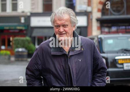 London, England, Großbritannien. März 2024. Der englische Geschäftsmann und Gründer und Vorsitzender von Wetherspoons, einer Kneipenkette Sir TIM MARTIN, wird nach einem Interview auf der Nick Ferrari Show gesehen, wie er LBC verlässt. (Kreditbild: © Tayfun Salci/ZUMA Press Wire) NUR REDAKTIONELLE VERWENDUNG! Nicht für kommerzielle ZWECKE! Stockfoto