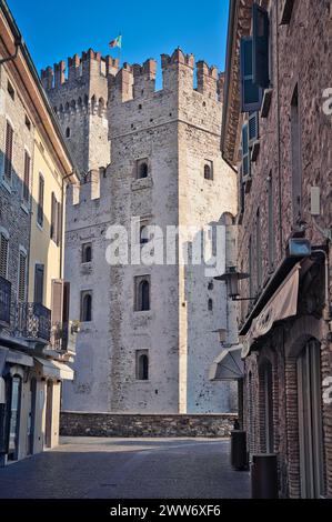 Wächter der Geschichte: Ein herrlicher Blick auf die antiken Steinmauern und die Türme der Burg Sirmione, die sich am Ufer des Gardasees thront Stockfoto