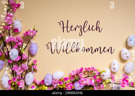 Deutscher Text Herzlich Willkommen Bedeutet Willkommen Auf Beigem Hintergrund. Rosa Und Lila, Glänzende Und Helle Frühlingsblumen-Arrangement Mit Ostereier-Dekorat Stockfoto