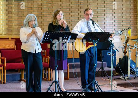 Drei Menschen loben Gott in der protestantischen Kirche, Toronto, Kanada Stockfoto