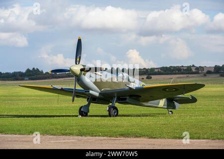 Supermarine Spitfire Mk HF IX TD314 „St George“ G-CGYJ auf der Duxford Battle of Britain Air Show 2022, Duxford Airfield, Cambridgeshire, England, Vereinigtes Königreich Stockfoto