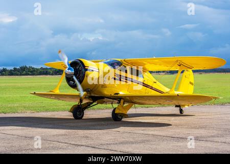 Beech D17S Staggerwing N9405H „High Maintenance“-Fahrt auf der Duxford Battle of Britain Air Show 2022, Duxford Airfield, Cambridgeshire, England, Großbritannien Stockfoto