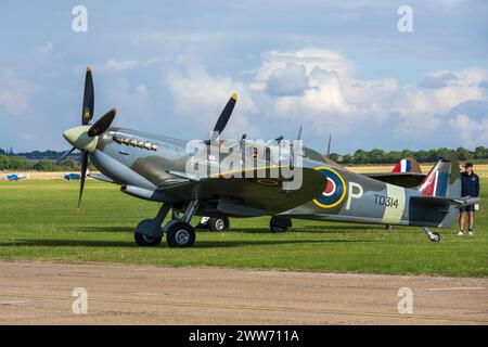 Supermarine Spitfire HF IX TD314 “St George” (G-CGYJ) Start-up, Duxford Battle of Britain Air Show 2022, Duxford Airfield, Cambridgeshire, England, Großbritannien Stockfoto