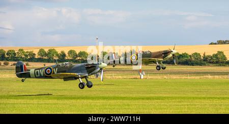 Supermarine Spitfire Mk Vc EE602 und Mk V BM587 starten an der Duxford Battle of Britain Air Show 2022, Duxford Airfield, Cambridgeshire, England, Großbritannien Stockfoto