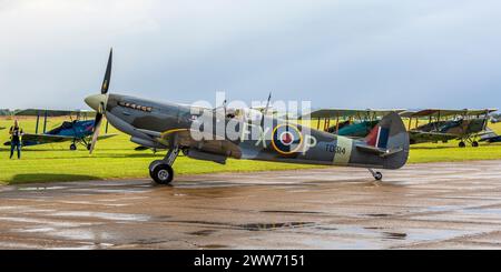 Supermarine Spitfire HF IX TD314 “St George” (G-CGYJ) auf der Duxford Battle of Britain Air Show 2022, Duxford Airfield, Cambridgeshire, England Großbritannien Stockfoto