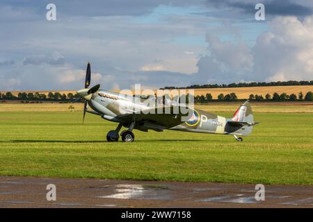 Supermarine Spitfire HF IX TD314 “St George” (G-CGYJ) auf der Duxford Battle of Britain Air Show 2022, Duxford Airfield, Cambridgeshire, England Großbritannien Stockfoto