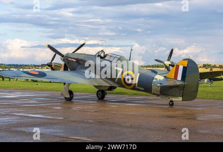 Hawker Sea Hurrikan Mk1b Z7015 (G-BKTH), der nach der Ausstellung fährt, Duxford Battle of Britain Air Show 2022, Duxford Airfield, Cambridgeshire, England, Großbritannien Stockfoto