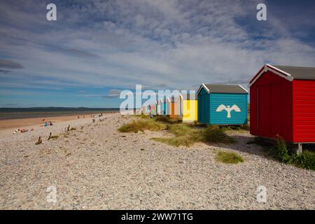 Farbenfrohe Holzhütten am Strand von Findhorn, Moray Coast, Scotl Stockfoto