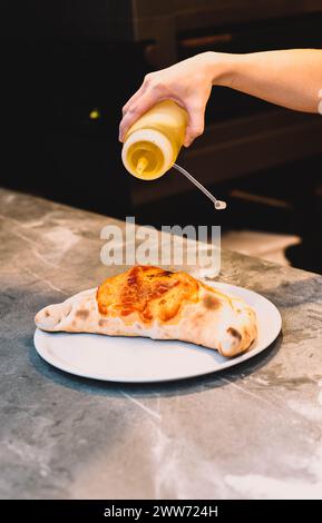 Traditionelle italienische Calzone, die aus frischem Teig in einem Holzofen hergestellt wird Stockfoto