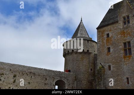 Suscinio Castle Detail: Turm, Mauer und blauer Himmel in der Bretagne, Frankreich Stockfoto