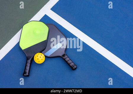 Ein Pickleball-Racquet ist auf dem blauen Platz Stockfoto