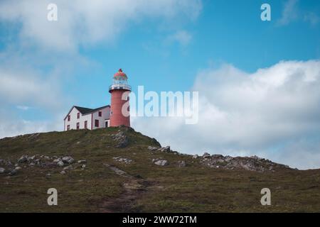 Leuchtturm in Ferryland, Neufundland an einem bewölkten Tag Stockfoto