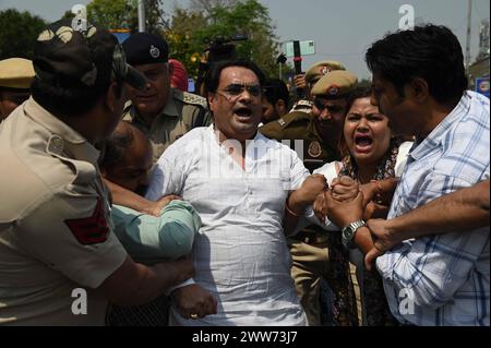 Dehli, Neu-Delhi, Indien. März 2024. Die Polizei verhaftet einen Unterstützer der AAM Admi Party ( AAP ) während des Protestes nachdem der Hauptvorsitzende der Partei Delhi, der Ministerpräsident der Partei, Arvind Kejriwal, am 22. Mrz 2024 von der Enfoorcement Directorate (ED), der indischen Finanzkriminalbehörde in Neu-Delhi, Indien, verhaftet wurde (Credit Image: © Deep Nair/ZUMA Press Wire) NUR REDAKTIONELLE VERWENDUNG! Nicht für kommerzielle ZWECKE! Stockfoto