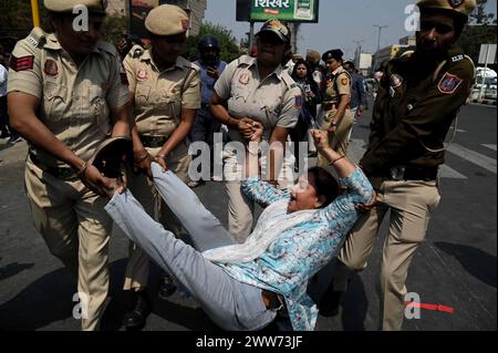 Dehli, Neu-Delhi, Indien. März 2024. Die Polizei verhaftet einen Unterstützer der AAM Admi Party ( AAP ) während des Protestes nachdem der Hauptvorsitzende der Partei Delhi, der Ministerpräsident der Partei, Arvind Kejriwal, am 22. Mrz 2024 von der Enfoorcement Directorate (ED), der indischen Finanzkriminalbehörde in Neu-Delhi, Indien, verhaftet wurde (Credit Image: © Deep Nair/ZUMA Press Wire) NUR REDAKTIONELLE VERWENDUNG! Nicht für kommerzielle ZWECKE! Stockfoto