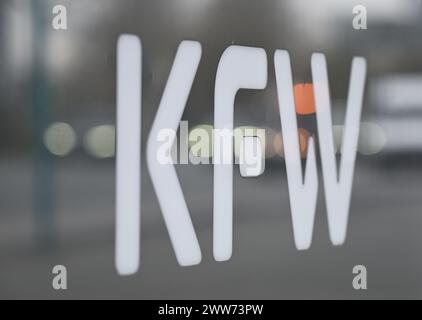 22. März 2024, Hessen, Frankfurt/Main: Das Logo der KfW Bankengruppe steht auf einer Stele vor dem Hauptsitz der Bank. Die staatliche Förderbank hat ihre Bilanz für das abgelaufene Geschäftsjahr 2023 vorgelegt. Foto: Arne Dedert/dpa Stockfoto